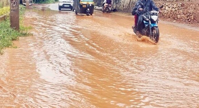 ഏഴംകുളം മിനി ഹൈവേയിൽ പൈപ്പുപണി കഴിഞ്ഞപ്പോൾ റോഡിൽ വെള്ളക്കെട്ട് ഏഴംകുളം മിനി ഹൈവേയിൽ പൈപ്പുപണി കഴിഞ്ഞപ്പോൾ റോഡിൽ വെള്ളക്കെട്ട്