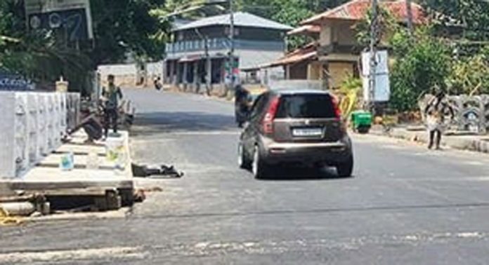 പുതുക്കിപ്പണിത ഏഴംകുളം കനാൽ പാലത്തിലൂടെ പൂർണമായും വാഹനങ്ങൾ കടന്നുപോയിത്തുടങ്ങി പുതുക്കിപ്പണിത ഏഴംകുളം കനാൽ പാലത്തിലൂടെ പൂർണമായും വാഹനങ്ങൾ കടന്നുപോയിത്തുടങ്ങി