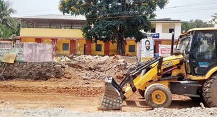 ഏഴംകുളം ഗവ. എൽപി സ്കൂളിന്റെ മതിൽ അപകടാവസ്ഥയില് ; പുതുക്കിപ്പണിയാൻ നടപടിയില്ല ഏഴംകുളം ഗവ. എൽപി സ്കൂളിന്റെ മതിൽ അപകടാവസ്ഥയില് ; പുതുക്കിപ്പണിയാൻ നടപടിയില്ല