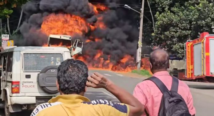തിരുവല്ല മനക്കച്ചിറയിൽ ടിപ്പറും ടോറസുമായി കൂട്ടിയിടിച്ചു : ടോറസ് പൂർണ്ണമായും കത്തിനശിച്ചു തിരുവല്ല മനക്കച്ചിറയിൽ ടിപ്പറും ടോറസുമായി കൂട്ടിയിടിച്ചു : ടോറസ് പൂർണ്ണമായും കത്തിനശിച്ചു