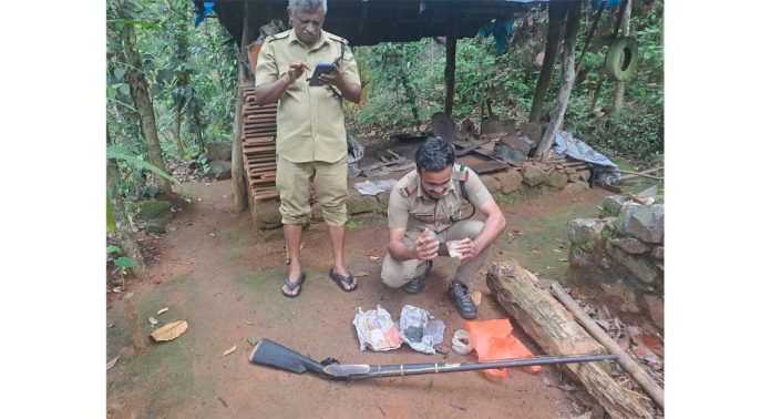 കോന്നി തൂമ്പാകുളത്ത് നിന്നും നാടൻതോക്കും തിരകളും പിടികൂടി കോന്നി തൂമ്പാകുളത്ത് നിന്നും നാടൻതോക്കും തിരകളും പിടികൂടി
