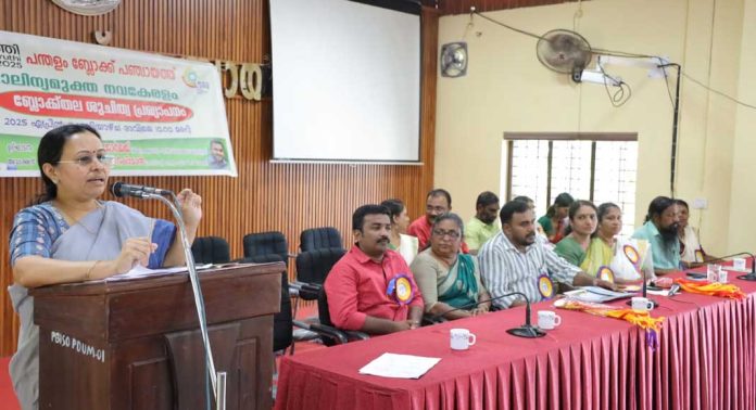 മാലിന്യ സംസ്കരണത്തില് ലക്ഷ്യം കൈവരിച്ച ബ്ലോക്ക് പഞ്ചായത്താണ് പന്തളമെന്ന് ആരോഗ്യ വകുപ്പ് മന്ത്രി വീണാ ജോര്ജ് മാലിന്യ സംസ്കരണത്തില് ലക്ഷ്യം കൈവരിച്ച ബ്ലോക്ക് പഞ്ചായത്താണ് പന്തളമെന്ന് ആരോഗ്യ വകുപ്പ് മന്ത്രി വീണാ ജോര്ജ്