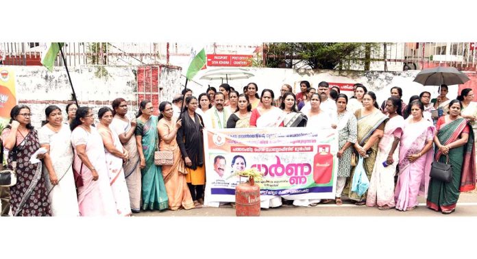 പാചക വാതക വില വർദ്ധന ; മഹിളാ കോൺഗ്രസ് ഹെഡ് പോസ്റ്റ് ഓഫീസ് ധർണ്ണ നടത്തി പാചക വാതക വില വർദ്ധന ; മഹിളാ കോൺഗ്രസ് ഹെഡ് പോസ്റ്റ് ഓഫീസ് ധർണ്ണ നടത്തി