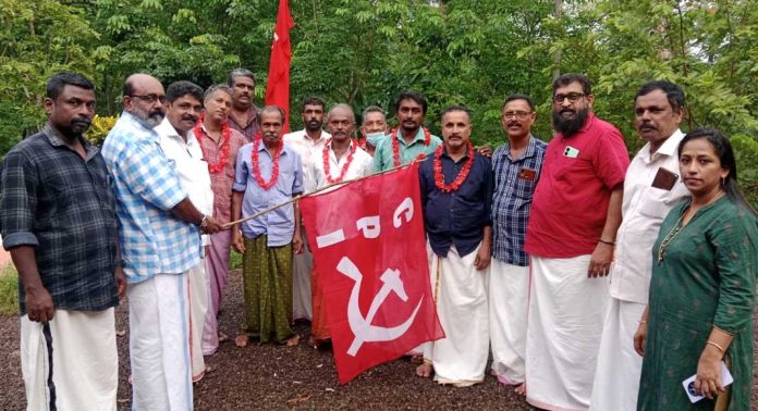 കമ്മ്യൂണിസ്റ്റ് പാർട്ടി ഓഫ് ഇന്ത്യയിലേക്ക് വലിയകാവിലെ എട്ട് കുടുംബാംഗങ്ങൾ കൂടി ചേര്ന്നു കമ്മ്യൂണിസ്റ്റ് പാർട്ടി ഓഫ് ഇന്ത്യയിലേക്ക് വലിയകാവിലെ എട്ട് കുടുംബാംഗങ്ങൾ കൂടി ചേര്ന്നു