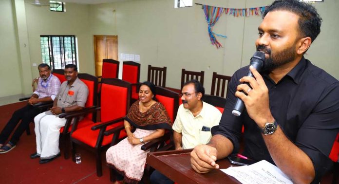 നീലക്കുറിഞ്ഞി ജൈവവൈവിധ്യ പഠനോത്സവം ജില്ലാതല പ്രശ്നോത്തരി നടന്നു നീലക്കുറിഞ്ഞി ജൈവവൈവിധ്യ പഠനോത്സവം ജില്ലാതല പ്രശ്നോത്തരി നടന്നു