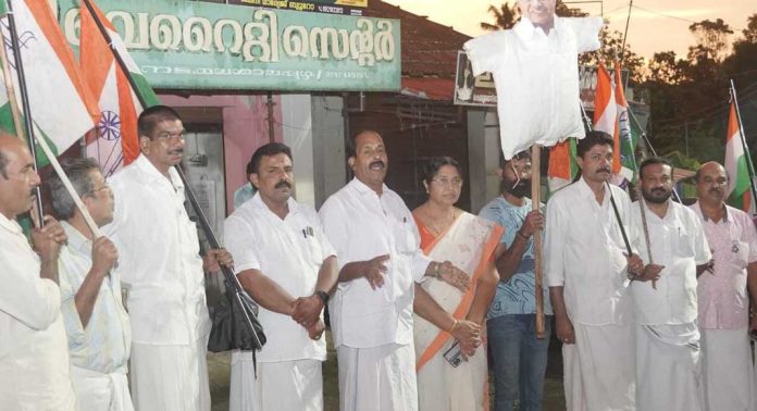 മുഖ്യമന്ത്രിയുടെ രാജി ആവശ്യപ്പെട്ട് മലയാലപ്പുഴയിൽ കോൺഗ്രസ് പ്രതിഷേധ യോഗവും കോലം കത്തിക്കലും നടത്തി മുഖ്യമന്ത്രിയുടെ രാജി ആവശ്യപ്പെട്ട് മലയാലപ്പുഴയിൽ കോൺഗ്രസ് പ്രതിഷേധ യോഗവും കോലം കത്തിക്കലും നടത്തി