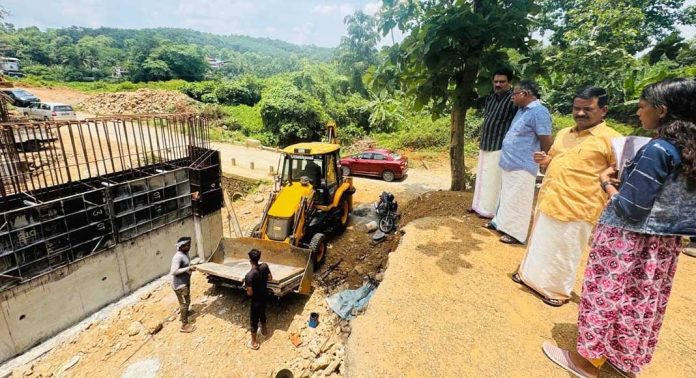 പുതമൺ പാലത്തിൻറെ നിർമ്മാണം ഓണത്തിന് മുമ്പ് പൂർത്തിയാക്കണമെന്ന് അഡ്വ. പ്രമോദ് നാരായൺ എംഎൽഎ നിർദേശം നൽകി പുതമൺ പാലത്തിൻറെ നിർമ്മാണം ഓണത്തിന് മുമ്പ് പൂർത്തിയാക്കണമെന്ന് അഡ്വ. പ്രമോദ് നാരായൺ എംഎൽഎ നിർദേശം നൽകി