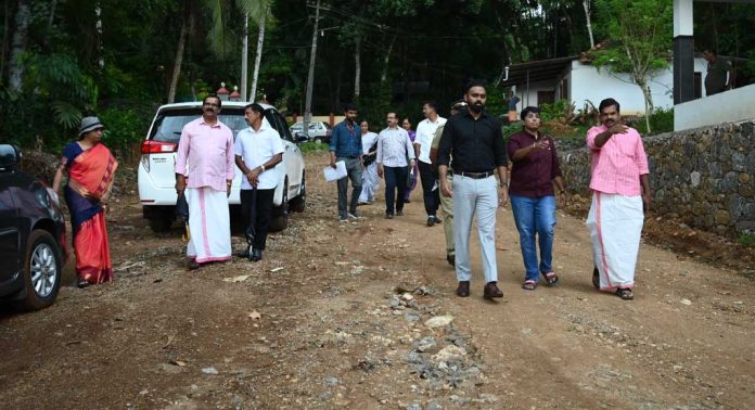 കോന്നി മെഡിക്കൽ കോളേജ് റോഡിന്റെ നിർമ്മാണ പ്രവർത്തികൾ അഡ്വ. കെ യു ജനീഷ് കുമാർ എംഎൽഎയും ജില്ലാ കളക്ടർ എസ് പ്രേം കൃഷ്ണനും സന്ദർശിച്ചു കോന്നി മെഡിക്കൽ കോളേജ് റോഡിന്റെ നിർമ്മാണ പ്രവർത്തികൾ അഡ്വ. കെ യു ജനീഷ് കുമാർ എംഎൽഎയും ജില്ലാ കളക്ടർ എസ് പ്രേം കൃഷ്ണനും സന്ദർശിച്ചു
