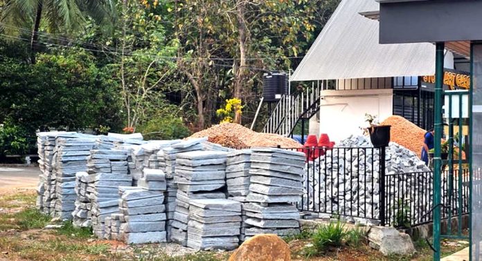 റാന്നി വാളിപ്ലാക്കല്പടിയില് കല്ലുകൾ വില്ക്കുന്ന കടയുടെ മറവില് റോഡ് കൈയ്യേറ്റം റാന്നി വാളിപ്ലാക്കല്പടിയില് കല്ലുകൾ വില്ക്കുന്ന കടയുടെ മറവില് റോഡ് കൈയ്യേറ്റം