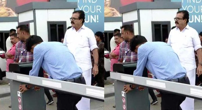 കുട്ടനല്ലൂരിൽ പ്രവർത്തിക്കുന്ന ഹൈലൈറ്റ് മാളിൽ പാർക്കിംഗ് ഫീസ് ഈടാക്കുന്നത് മേയർ എം.കെ വർഗീസെത്തി തടഞ്ഞു കുട്ടനല്ലൂരിൽ പ്രവർത്തിക്കുന്ന ഹൈലൈറ്റ് മാളിൽ പാർക്കിംഗ് ഫീസ് ഈടാക്കുന്നത് മേയർ എം.കെ വർഗീസെത്തി തടഞ്ഞു