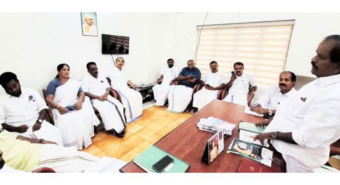 പാചക വാതക വില വര്ദ്ധനവ് പിന്വലിക്കണം : കോണ്ഗ്രസ് നേതൃയോഗം പാചക വാതക വില വര്ദ്ധനവ് പിന്വലിക്കണം : കോണ്ഗ്രസ് നേതൃയോഗം