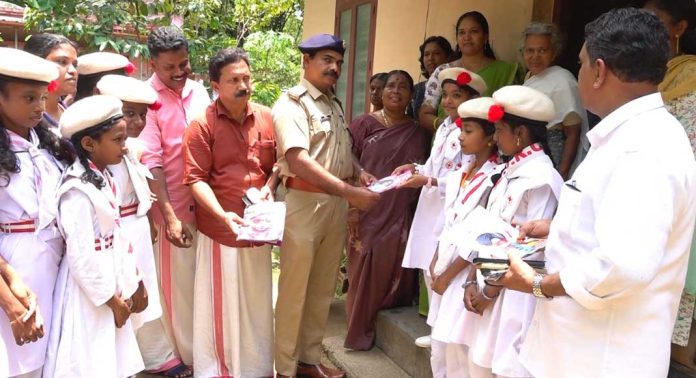 ലഹരിക്കെതിരെ കുട്ടികളുടെ വീടുകൾ തോറും സ്റ്റിക്കർ പതിപ്പിച്ച് പഴകുളം കെ.വി.യു.പി സ്കൂൾ ലഹരിക്കെതിരെ കുട്ടികളുടെ വീടുകൾ തോറും സ്റ്റിക്കർ പതിപ്പിച്ച് പഴകുളം കെ.വി.യു.പി സ്കൂൾ