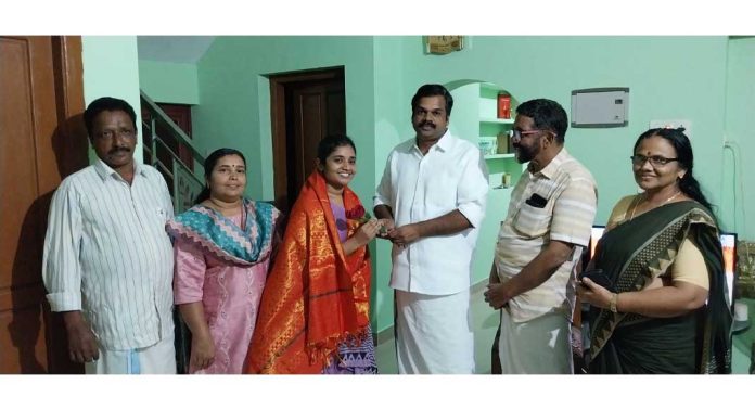 സിവിൽ സർവീസ് റാങ്ക് ജേതാവ് സ്വാതിയെ വീട്ടിലെത്തി അഭിനന്ദിച്ച് അഡ്വ. കെ യു ജനീഷ് കുമാർ എം എൽ എ സിവിൽ സർവീസ് റാങ്ക് ജേതാവ് സ്വാതിയെ വീട്ടിലെത്തി അഭിനന്ദിച്ച് അഡ്വ. കെ യു ജനീഷ് കുമാർ എം എൽ എ