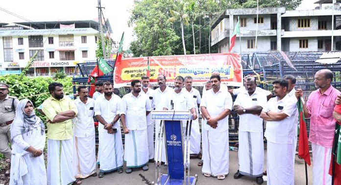 ആരോഗ്യമന്ത്രി വീണ ജോർജിന്റെ ഓഫീസിലേക്ക് എസ്ഡിപിഐ മാർച്ച് നടത്തി ആരോഗ്യമന്ത്രി വീണ ജോർജിന്റെ ഓഫീസിലേക്ക് എസ്ഡിപിഐ മാർച്ച് നടത്തി