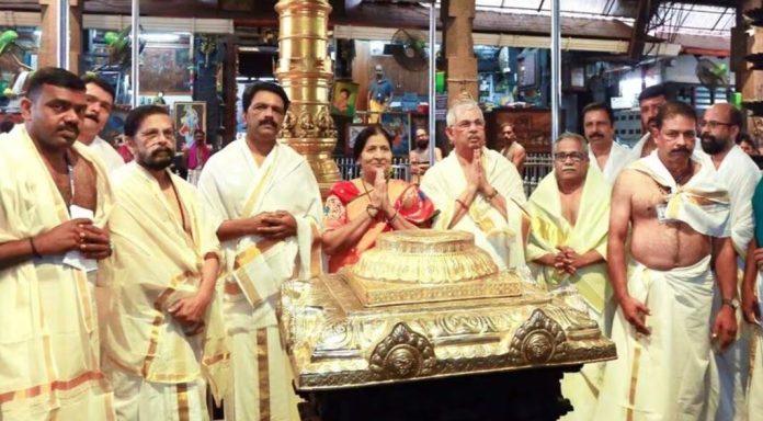 ഗുരുവായൂർ ക്ഷേത്രം ദർശനം നടത്തി ഗവർണർ രാജേന്ദ്ര വിശ്വനാഥ് ആർലേക്കറും ഭാര്യയും ഗുരുവായൂർ ക്ഷേത്രം ദർശനം നടത്തി ഗവർണർ രാജേന്ദ്ര വിശ്വനാഥ് ആർലേക്കറും ഭാര്യയും