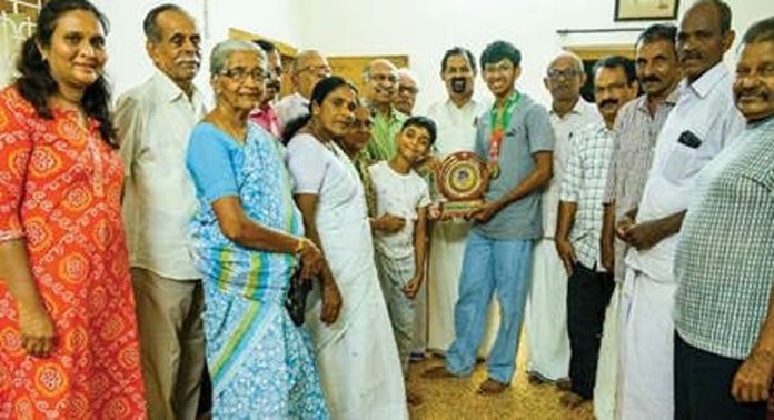 ചെന്നീർക്കര കോൺഗ്രസ് കമ്മിറ്റിയുടെ നേതൃത്വത്തില് ദേശീയ സൈക്ലിങ് ചാമ്പ്യൻ ധനുഷിനെ ആദരിച്ചു ചെന്നീർക്കര കോൺഗ്രസ് കമ്മിറ്റിയുടെ നേതൃത്വത്തില് ദേശീയ സൈക്ലിങ് ചാമ്പ്യൻ ധനുഷിനെ ആദരിച്ചു