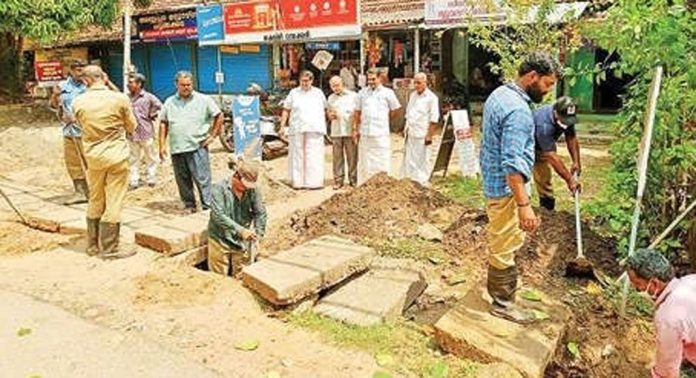 ഹരിപ്പാട് സുബ്രഹ്മണ്യസ്വാമീക്ഷേത്രത്തിലെ ചിത്തിര ഉത്സവം ; വഴികളും കാനയും വൃത്തിയാക്കി ഹരിപ്പാട് സുബ്രഹ്മണ്യസ്വാമീക്ഷേത്രത്തിലെ ചിത്തിര ഉത്സവം ; വഴികളും കാനയും വൃത്തിയാക്കി