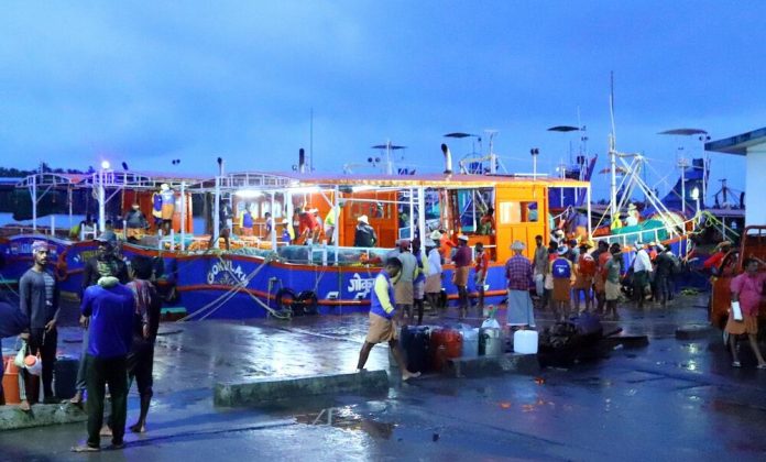 അനധികൃത മത്സ്യബന്ധനം നടത്തിയ മൂന്ന് ബോട്ടുകൾ പിടിച്ചെടുത്ത് ഫിഷറീസ്-മറൈൻ എൻഫോഴ്സ്മെന്റ് സംഘം അനധികൃത മത്സ്യബന്ധനം നടത്തിയ മൂന്ന് ബോട്ടുകൾ പിടിച്ചെടുത്ത് ഫിഷറീസ്-മറൈൻ എൻഫോഴ്സ്മെന്റ് സംഘം