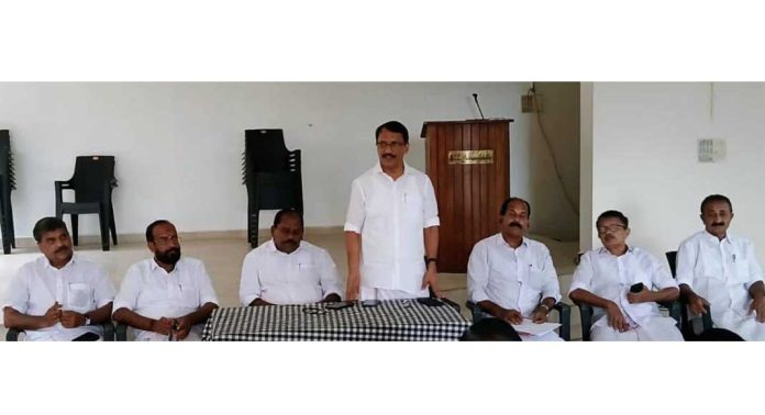 വാർഷിക ആഘോഷത്തിന്റെ പേരിലുള്ള സർക്കാർ ധൂർത്ത് ജനങ്ങളോടുള്ള വെല്ലുവിളി ; അഡ്വ. പഴകുളം മധു വാർഷിക ആഘോഷത്തിന്റെ പേരിലുള്ള സർക്കാർ ധൂർത്ത് ജനങ്ങളോടുള്ള വെല്ലുവിളി ; അഡ്വ. പഴകുളം മധു