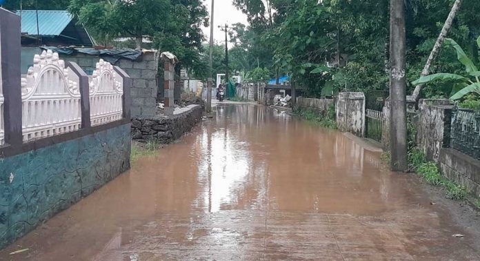 അശാസ്ത്രീയമായ ഓട നിർമ്മാണം ; മങ്ങാരം കുളത്തിൽപ്പടി ഭാഗത്ത് ഉണ്ടാകുന്ന വെള്ളക്കെട്ട് ജനങ്ങളെ വലക്കുന്നു അശാസ്ത്രീയമായ ഓട നിർമ്മാണം ; മങ്ങാരം കുളത്തിൽപ്പടി ഭാഗത്ത് ഉണ്ടാകുന്ന വെള്ളക്കെട്ട് ജനങ്ങളെ വലക്കുന്നു