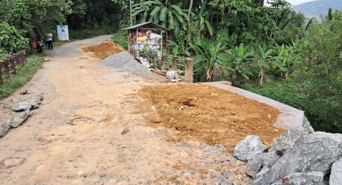 കരാറുകാരൻ പാലം പുതുക്കി പണിതില്ല ; നാട്ടുകാർ അത്തിക്കയം കൊച്ചുപാലത്തിന് പുതുജീവൻ നല്കി കരാറുകാരൻ പാലം പുതുക്കി പണിതില്ല ; നാട്ടുകാർ അത്തിക്കയം കൊച്ചുപാലത്തിന് പുതുജീവൻ നല്കി