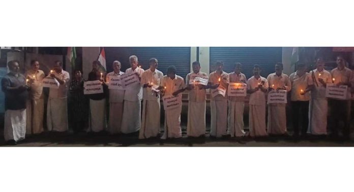 പഹൽഗാം വർഗീയ ഭീകരാക്രമണത്തിൽ കൊല്ലപെട്ടവർക്ക് ഐക്യദാർഢ്യം ; ഇലന്തൂരിൽ സ്നേഹദീപം തെളിച്ച് കോൺഗ്രസ് പഹൽഗാം വർഗീയ ഭീകരാക്രമണത്തിൽ കൊല്ലപെട്ടവർക്ക് ഐക്യദാർഢ്യം ; ഇലന്തൂരിൽ സ്നേഹദീപം തെളിച്ച് കോൺഗ്രസ്