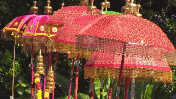 പൂരത്തിന്റെ കുടമാറ്റത്തില് നവോത്ഥാന നായകരുടെ ചിത്രങ്ങള്ക്കൊപ്പം ഹെഡ്ഗേവാറും പൂരത്തിന്റെ കുടമാറ്റത്തില് നവോത്ഥാന നായകരുടെ ചിത്രങ്ങള്ക്കൊപ്പം ഹെഡ്ഗേവാറും