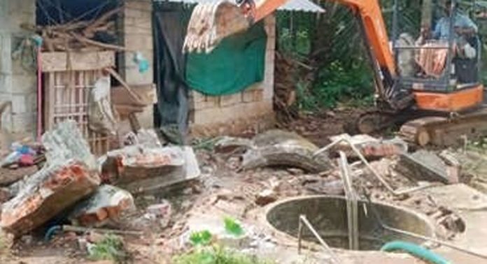 ചെന്നീർക്കര അമ്പലക്കടവില് വെള്ളം വറ്റിക്കുന്നതിനിടെ കിണർ ഇടിഞ്ഞ് താഴ്ന്നു ചെന്നീർക്കര അമ്പലക്കടവില് വെള്ളം വറ്റിക്കുന്നതിനിടെ കിണർ ഇടിഞ്ഞ് താഴ്ന്നു