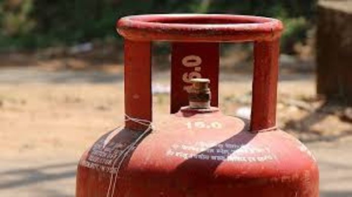 അനധികൃതമായി സൂക്ഷിച്ച 408 പാചകവാതക സിലിന്ഡറുകള് പിടികൂടി ജില്ലാ പൊതുവിതരണ ഉപഭോക്തൃകാര്യവിഭാഗം അനധികൃതമായി സൂക്ഷിച്ച 408 പാചകവാതക സിലിന്ഡറുകള് പിടികൂടി ജില്ലാ പൊതുവിതരണ ഉപഭോക്തൃകാര്യവിഭാഗം