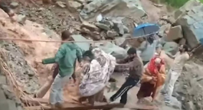ജമ്മു കശ്മീരിൽ മണ്ണിടിച്ചിലിൽ മൂന്ന് മരണം ജമ്മു കശ്മീരിൽ മണ്ണിടിച്ചിലിൽ മൂന്ന് മരണം