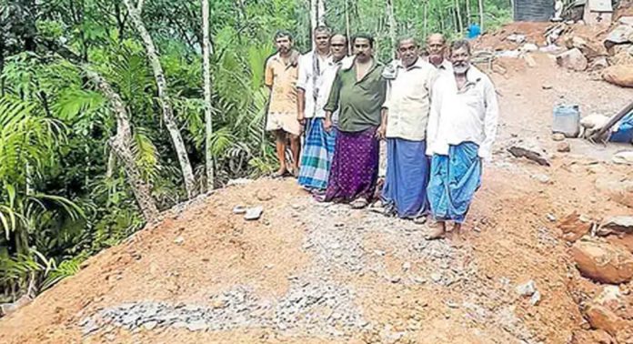 കക്കാട് സബ്സ്റ്റേഷൻ ടവർനിർമാണം തടഞ്ഞു കക്കാട് സബ്സ്റ്റേഷൻ ടവർനിർമാണം തടഞ്ഞു