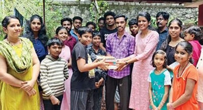 വേനലവധിക്ക് വായനശാല ഒരുക്കി മാങ്കോട് പ്രദേശത്തുള്ള കുട്ടികളുടെ കൂട്ടായ്മ വേനലവധിക്ക് വായനശാല ഒരുക്കി മാങ്കോട് പ്രദേശത്തുള്ള കുട്ടികളുടെ കൂട്ടായ്മ