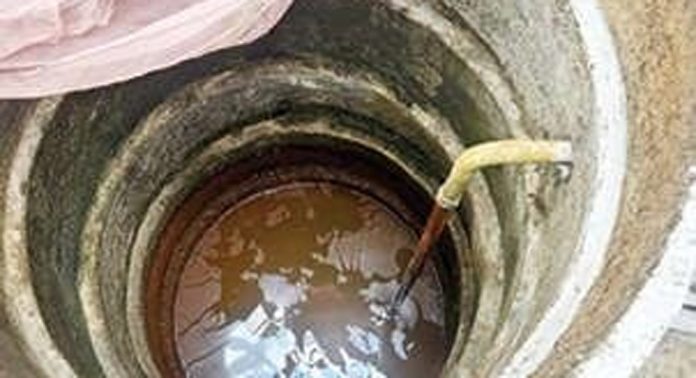 കിണറ്റിൽ നിറയെ ചെളിവെള്ളം ; കുടിവെള്ളം മുട്ടി വീട്ടുകാര് കിണറ്റിൽ നിറയെ ചെളിവെള്ളം ; കുടിവെള്ളം മുട്ടി വീട്ടുകാര്