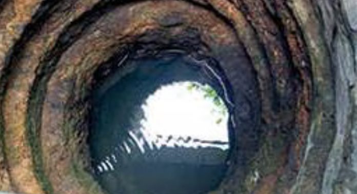 കിണറ്റുവെള്ളത്തിൽ പാൽനിറം ; ബാക്ടീരിയയുടെ സാന്നിധ്യമെന്ന് പരിശോധനയിൽ കണ്ടെത്തി കിണറ്റുവെള്ളത്തിൽ പാൽനിറം ; ബാക്ടീരിയയുടെ സാന്നിധ്യമെന്ന് പരിശോധനയിൽ കണ്ടെത്തി