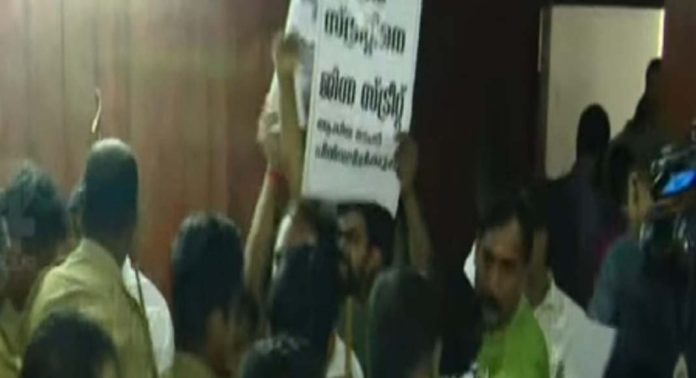 ഹെഡ്ഗേവാര് വിവാദം ; പാലക്കാട് നഗരസഭാ കൗണ്സില് യോഗത്തില് കയ്യാങ്കളി ഹെഡ്ഗേവാര് വിവാദം ; പാലക്കാട് നഗരസഭാ കൗണ്സില് യോഗത്തില് കയ്യാങ്കളി