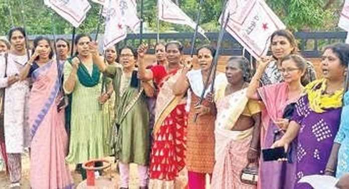 പാചകവാതക വിലവർധന ; ജനാധിപത്യ മഹിളാ അസോസിയേഷൻ പ്രകടനം നടത്തി പാചകവാതക വിലവർധന ; ജനാധിപത്യ മഹിളാ അസോസിയേഷൻ പ്രകടനം നടത്തി