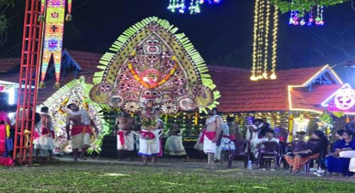 പള്ളിമുക്കത്ത് കോലങ്ങള് തുള്ളിയൊഴിഞ്ഞു ; ഇനി പള്ളിവിളക്ക് എഴുന്നള്ളിപ്പ് പള്ളിമുക്കത്ത് കോലങ്ങള് തുള്ളിയൊഴിഞ്ഞു ; ഇനി പള്ളിവിളക്ക് എഴുന്നള്ളിപ്പ്