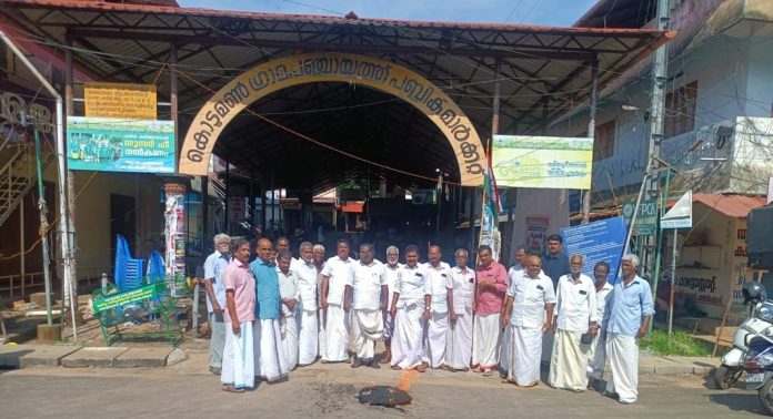 മുഖ്യമന്ത്രി രാജിവെയ്ക്കണമെന്ന് ആവശ്യപ്പെട്ട് കോൺഗ്രസ് കൊടുമൺ മണ്ഡലം കമ്മറ്റിയുടെ നേതൃത്വത്തിൽ പ്രതിഷേധ പ്രകടനം നടന്നു മുഖ്യമന്ത്രി രാജിവെയ്ക്കണമെന്ന് ആവശ്യപ്പെട്ട് കോൺഗ്രസ് കൊടുമൺ മണ്ഡലം കമ്മറ്റിയുടെ നേതൃത്വത്തിൽ പ്രതിഷേധ പ്രകടനം നടന്നു