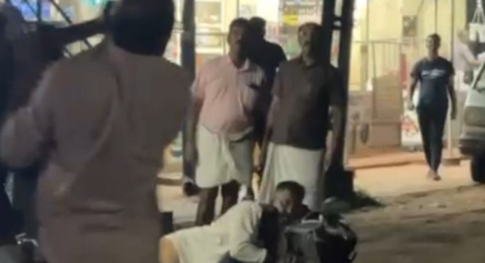 കൊല്ലത്ത് കൂട്ടയടി ; ഹോട്ടൽ ജീവനക്കാരെ ഭക്ഷണം കഴിക്കാനെത്തിയ യുവാക്കൾ മർദ്ദിച്ചു കൊല്ലത്ത് കൂട്ടയടി ; ഹോട്ടൽ ജീവനക്കാരെ ഭക്ഷണം കഴിക്കാനെത്തിയ യുവാക്കൾ മർദ്ദിച്ചു