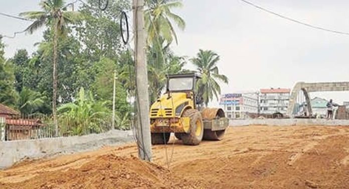 കോഴഞ്ചേരി സമാന്തര പാലം നിർമാണത്തിന് തടസ്സമായി വൈദ്യുതത്തൂണുകൾ കോഴഞ്ചേരി സമാന്തര പാലം നിർമാണത്തിന് തടസ്സമായി വൈദ്യുതത്തൂണുകൾ
