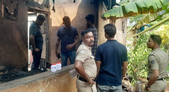 കോന്നി ഇളകൊള്ളൂരില് വീടിന് തീ പിടിച്ച് ഒരാൾ മരിച്ച സംഭവം ; ഫോറൻസിക് സംഘം പരിശോധന നടത്തി കോന്നി ഇളകൊള്ളൂരില് വീടിന് തീ പിടിച്ച് ഒരാൾ മരിച്ച സംഭവം ; ഫോറൻസിക് സംഘം പരിശോധന നടത്തി