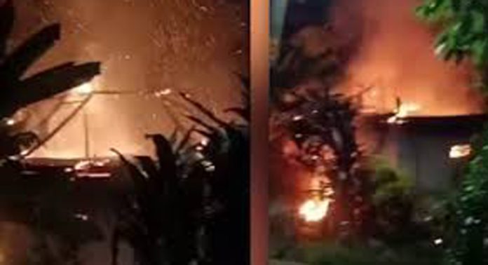കോന്നി ഇളകൊള്ളൂര് തീപിടുത്തം ; സമാനമായ സംഭവം 25 വര്ഷങ്ങള്ക്ക് മുമ്പും നടന്നിരുന്നുവെന്ന് സമീപവാസികള് കോന്നി ഇളകൊള്ളൂര് തീപിടുത്തം ; സമാനമായ സംഭവം 25 വര്ഷങ്ങള്ക്ക് മുമ്പും നടന്നിരുന്നുവെന്ന് സമീപവാസികള്