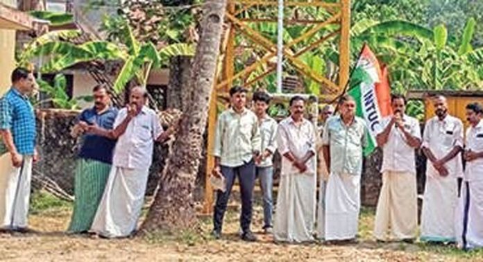 ഉദ്ഘാടനം നടത്തി രണ്ടുവർഷമായിട്ടും വെള്ളമെത്തിയില്ല ; കോൺഗ്രസ് കറ്റാനം പത്താംവാർഡ് കമ്മിറ്റി ധർണ നടത്തി ഉദ്ഘാടനം നടത്തി രണ്ടുവർഷമായിട്ടും വെള്ളമെത്തിയില്ല ; കോൺഗ്രസ് കറ്റാനം പത്താംവാർഡ് കമ്മിറ്റി ധർണ നടത്തി