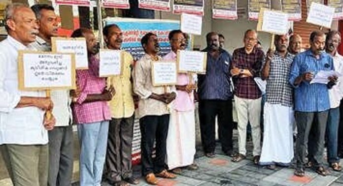 കെഎസ്ഇബി പെൻഷനേഴ്സ് കൂട്ടായ്മ ആലപ്പുഴ ഇലക്ട്രിക്കൽ സർക്കിൾ ഓഫീസിന് മുന്നിൽ ധര്ണ സംഘടിപ്പിച്ചു കെഎസ്ഇബി പെൻഷനേഴ്സ് കൂട്ടായ്മ ആലപ്പുഴ ഇലക്ട്രിക്കൽ സർക്കിൾ ഓഫീസിന് മുന്നിൽ ധര്ണ സംഘടിപ്പിച്ചു