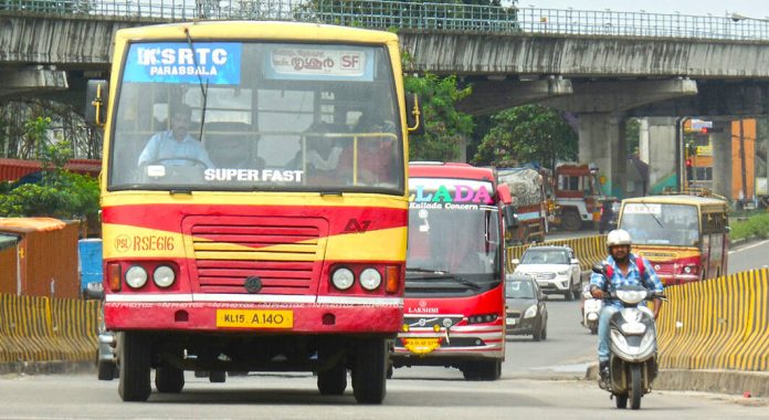 കെഎസ്ആർടിസിയുടെ റൂട്ടുകളിൽ സ്വകാര്യബസുകൾക്ക് അനുമതി : അപ്പീൽ നൽകാതെ സർക്കാർ കെഎസ്ആർടിസിയുടെ റൂട്ടുകളിൽ സ്വകാര്യബസുകൾക്ക് അനുമതി : അപ്പീൽ നൽകാതെ സർക്കാർ