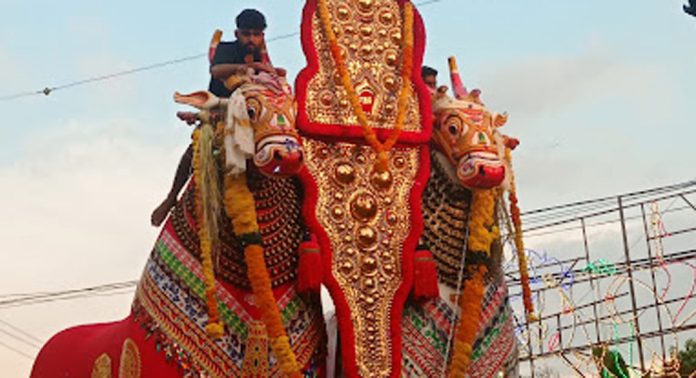 കെട്ടുകാഴ്ചയ്ക്ക് ഒരുങ്ങി കുരമ്പാല പുത്തൻകാവിൽ ഭഗവതീക്ഷേത്രം കെട്ടുകാഴ്ചയ്ക്ക് ഒരുങ്ങി കുരമ്പാല പുത്തൻകാവിൽ ഭഗവതീക്ഷേത്രം