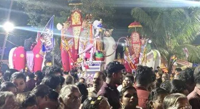 ഭക്തിസാന്ദ്രമായി കുരമ്പാല പുത്തൻകാവിൽ ഭഗവതിക്ഷേത്രത്തിലെ കെട്ടുകാഴ്ച ഭക്തിസാന്ദ്രമായി കുരമ്പാല പുത്തൻകാവിൽ ഭഗവതിക്ഷേത്രത്തിലെ കെട്ടുകാഴ്ച