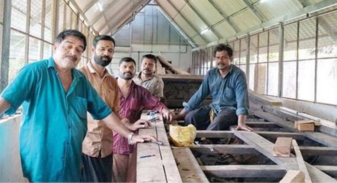 ളാക-ഇടയാറന്മുള പള്ളിയോടത്തിന്റെ അറ്റകുറ്റപ്പണി മാലിപ്പുരയിൽ പുരോഗമിക്കുന്നു ളാക-ഇടയാറന്മുള പള്ളിയോടത്തിന്റെ അറ്റകുറ്റപ്പണി മാലിപ്പുരയിൽ പുരോഗമിക്കുന്നു