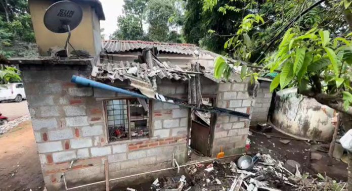 ഇടുക്കിയിൽ ഇടിമിന്നലേറ്റ് വീട് തകര്ന്നു ; വീട്ടുകാർ രക്ഷപെട്ടത് തലനാരിടയ്ക്ക് ഇടുക്കിയിൽ ഇടിമിന്നലേറ്റ് വീട് തകര്ന്നു ; വീട്ടുകാർ രക്ഷപെട്ടത് തലനാരിടയ്ക്ക്