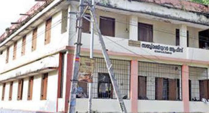 അസൗകര്യങ്ങളുടെ നടുവിൽ മാവേലിക്കര സബ് രജിസ്ട്രാർ ഓഫീസ് കെട്ടിടം അസൗകര്യങ്ങളുടെ നടുവിൽ മാവേലിക്കര സബ് രജിസ്ട്രാർ ഓഫീസ് കെട്ടിടം